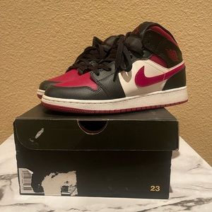 Jordan 1 mid